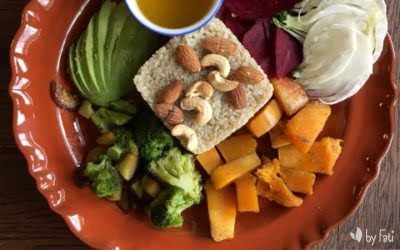 Buddha Bowl de quinoa, calabaza, brocoli, aguacate y frutos secos.