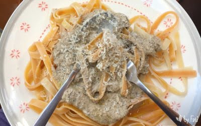 Tagliatelle con salsa de setas, trufa y queso feta