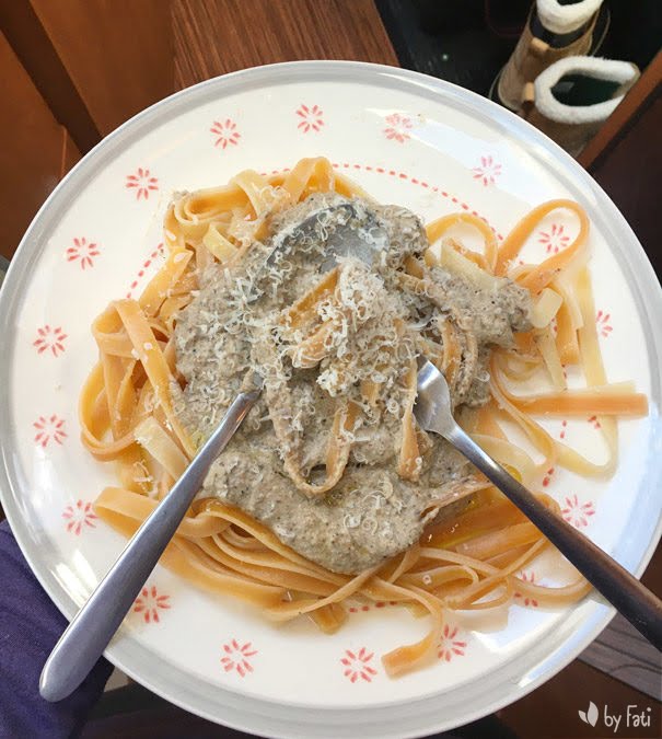 Tagliatelle con salsa de setas, trufa y queso feta