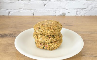 Hamburguesas vegetales de lentejas coral, acelgas rojas y avellanas.