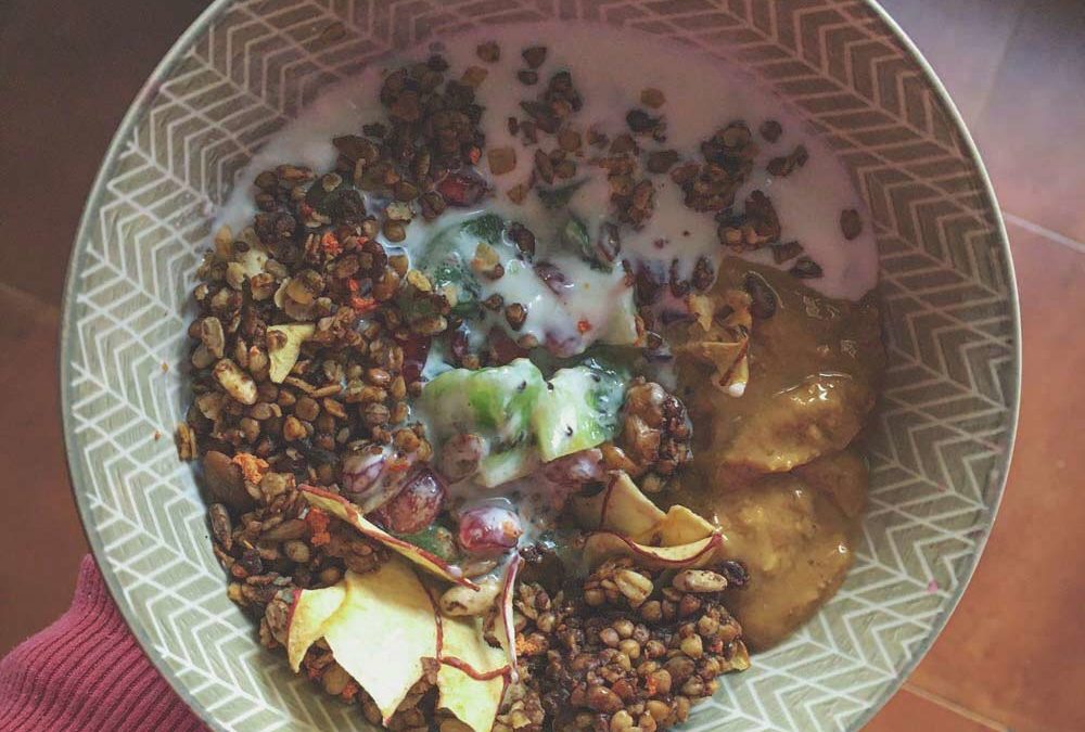 Bol de granola con yogurt, kiwi y granada