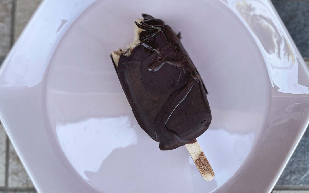 Helado casero de plátano y chocolate. Sencillo y muy «resultón»