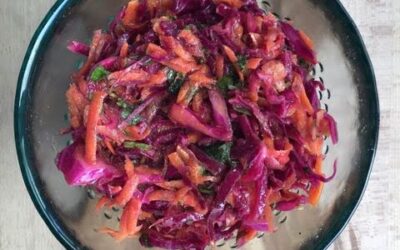 Ensalada de invierno con lombarda, cilantro, zanahoria y manzana.